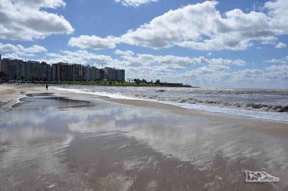 Dia de sol na praia de Pocitos, em Montevideo, no Uruguai